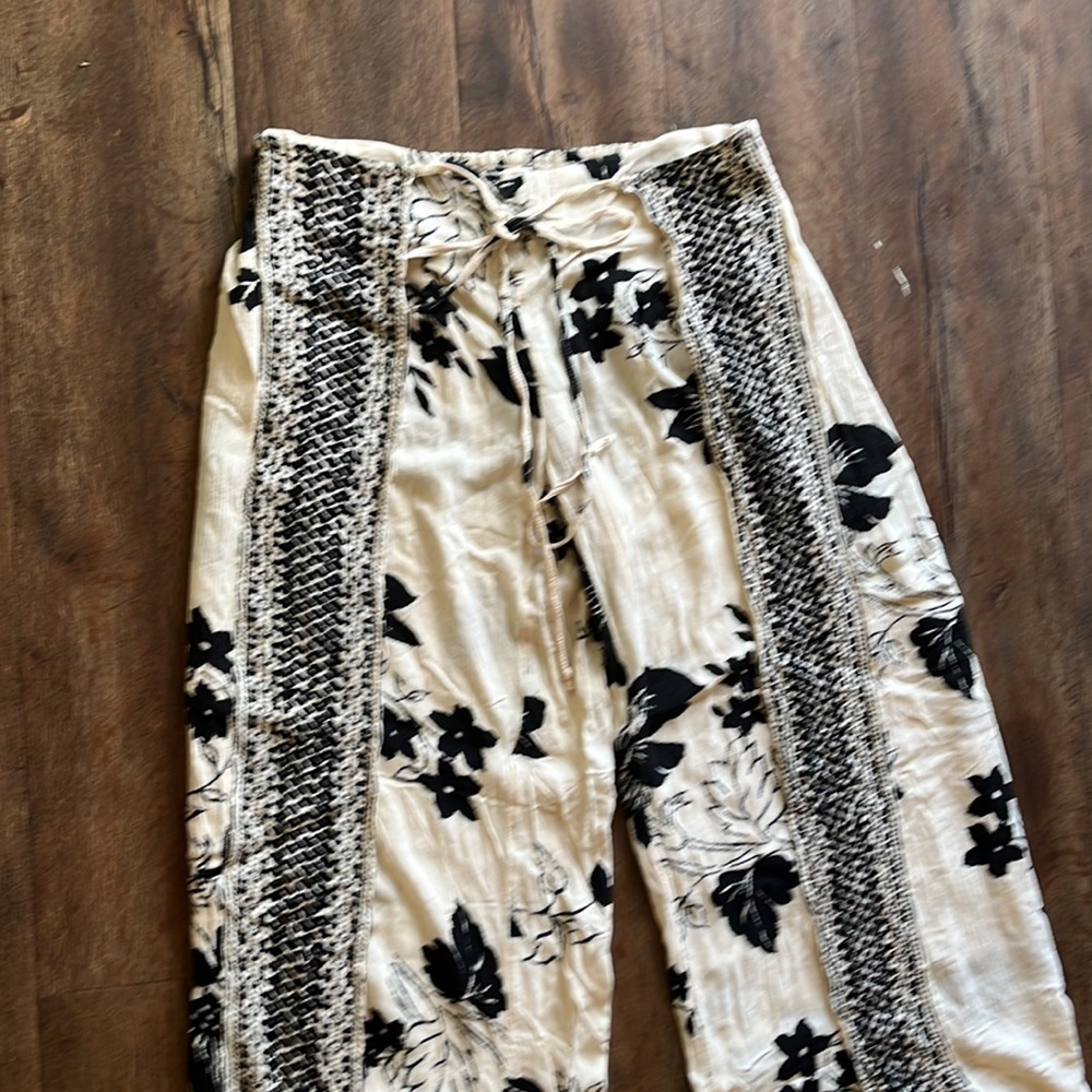 Billabong Boho wrap waist-tie pants, split side- flowy. Beautifully patterned!